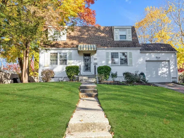 15 Georgetown Place, Smithtown, NY 11787