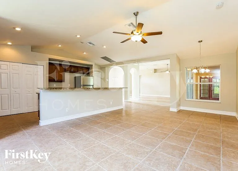 713 McKinley Ave — Photo 6