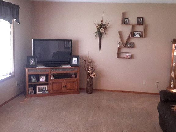4th image of 222 Ehrich St