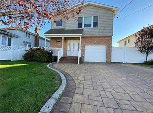 17 Quebec Rd, Island Park, NY 11558