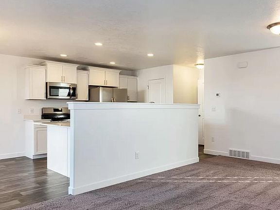2nd image of 306 E Wren Hill Ln