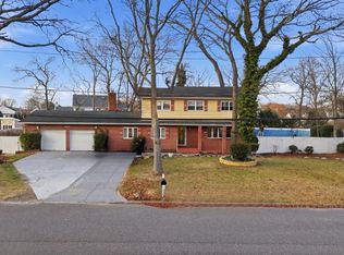 11 Val Court, Holbrook, NY 11741