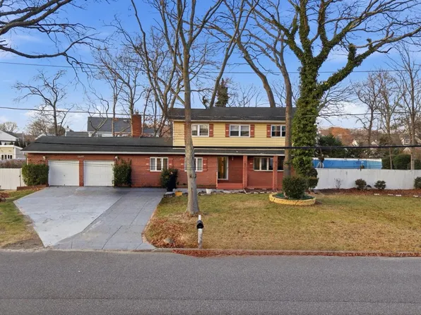 11 Val Court, Holbrook, NY 11741