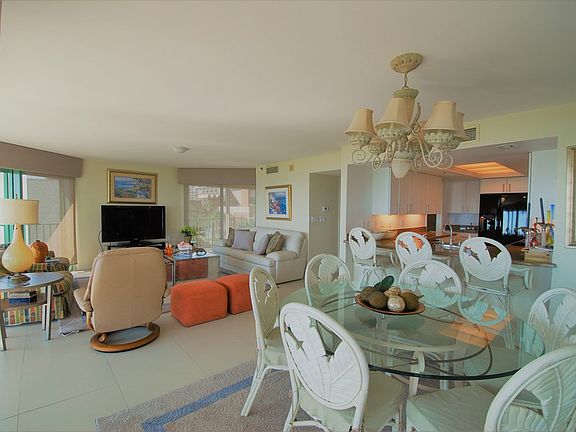 3rd image of 906 Padre Blvd