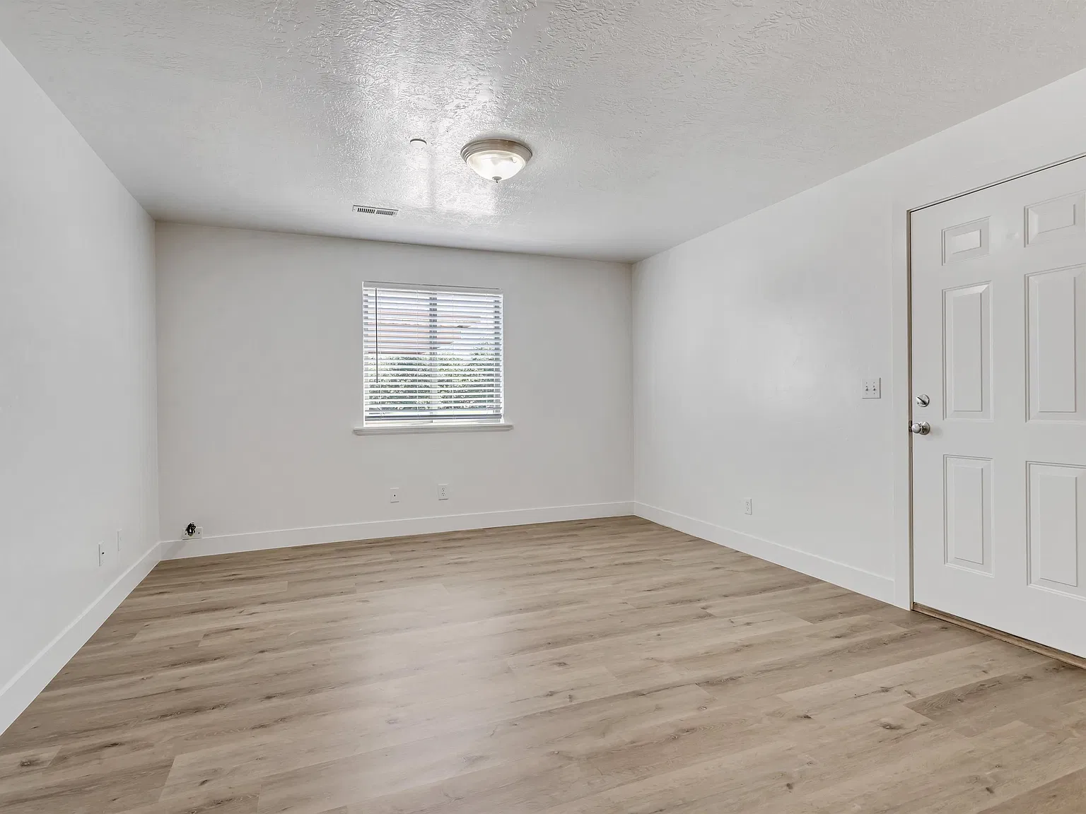 580 S Center St — Photo 2