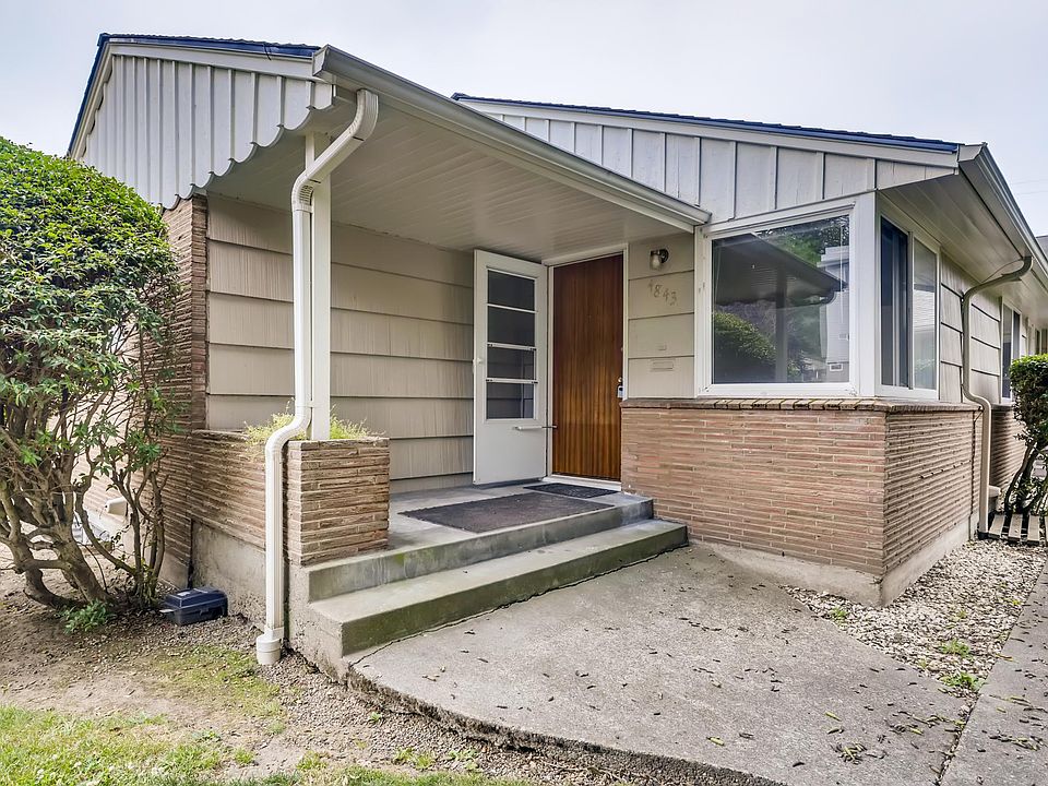 A separate front door entrance and front porch. The unit is ground level and one story.