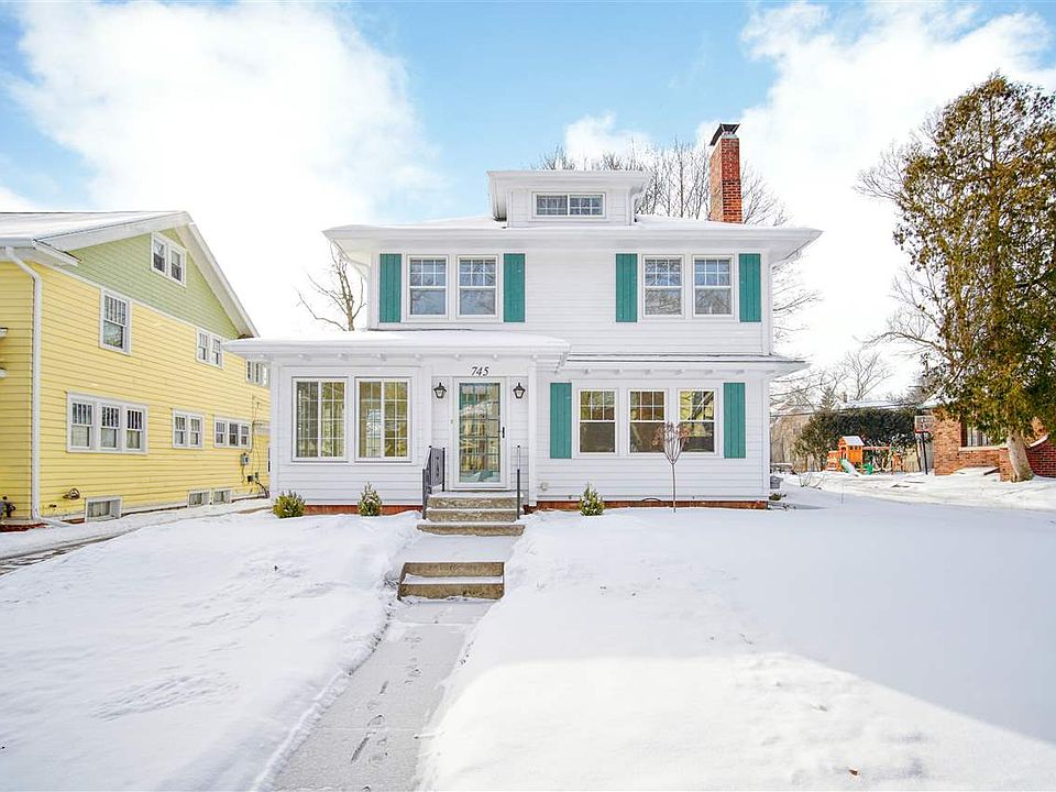 1st image of 745 Oakridge Dr