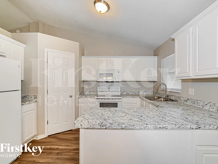 709 La Costa St — Photo 6