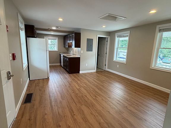 4th image of 1620 Main St APT 3
