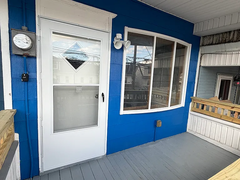 1219 W Walnut St — Photo 2