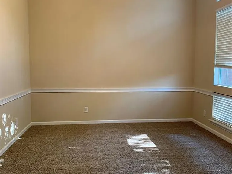 131 Live Oaks Dr — Photo 2