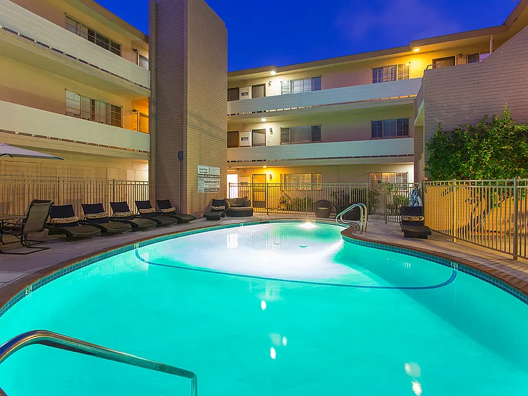 Emerald Manor Apartments — Photo 1