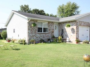 207 Northview Dr, Highland, IL 62249