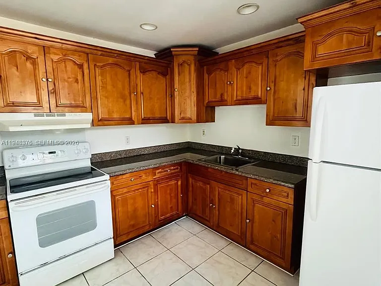 724 NE 4th St #5 — Photo 2