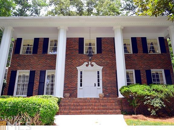 Beautiful colonial entry way