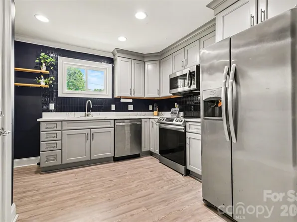 7048 Delta Lake Dr, Charlotte, NC 28215