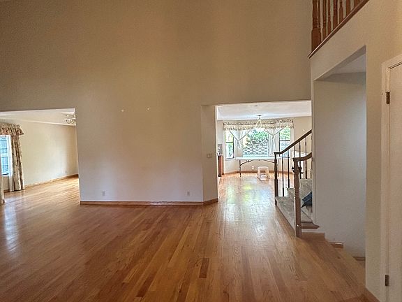 Living room to the formal dinning room (left) and dinning area (right)