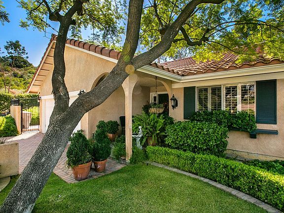 2nd image of 2124 El Arbolita Dr