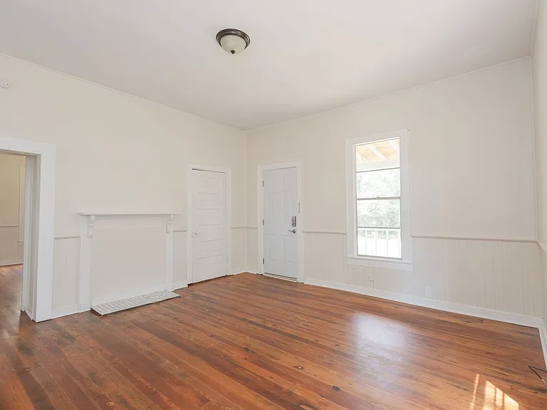 1018 W Broad St — Photo 9