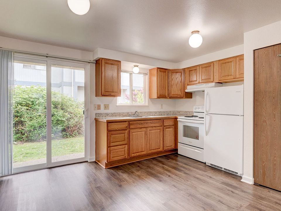 1st image of 390 NE Izett St APT 105