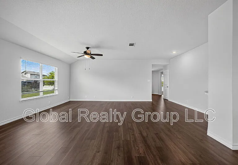 515 Diamond Shls — Photo 10
