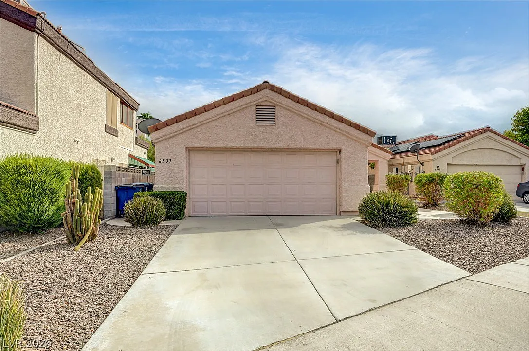 3 bed, 2.0 bath, 1204 sqft, $1,945 — Photo 3