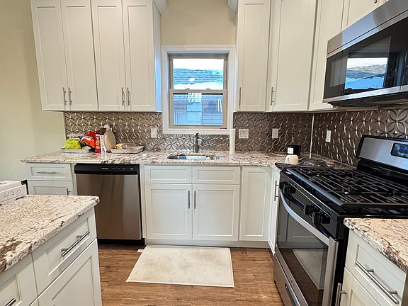 4th image of 170 Edgegrove Ave #2R