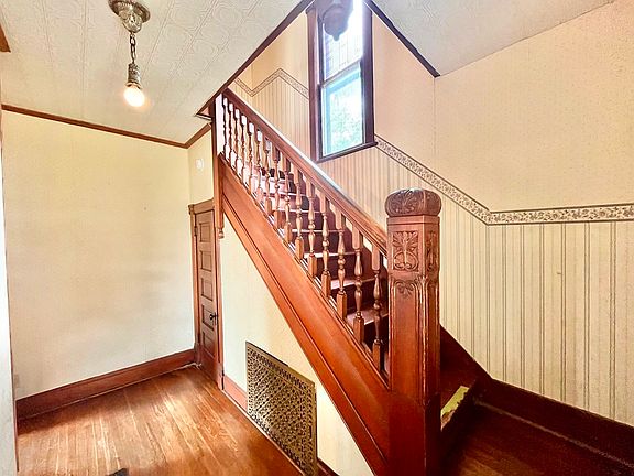 4th image of 601 S 1st St