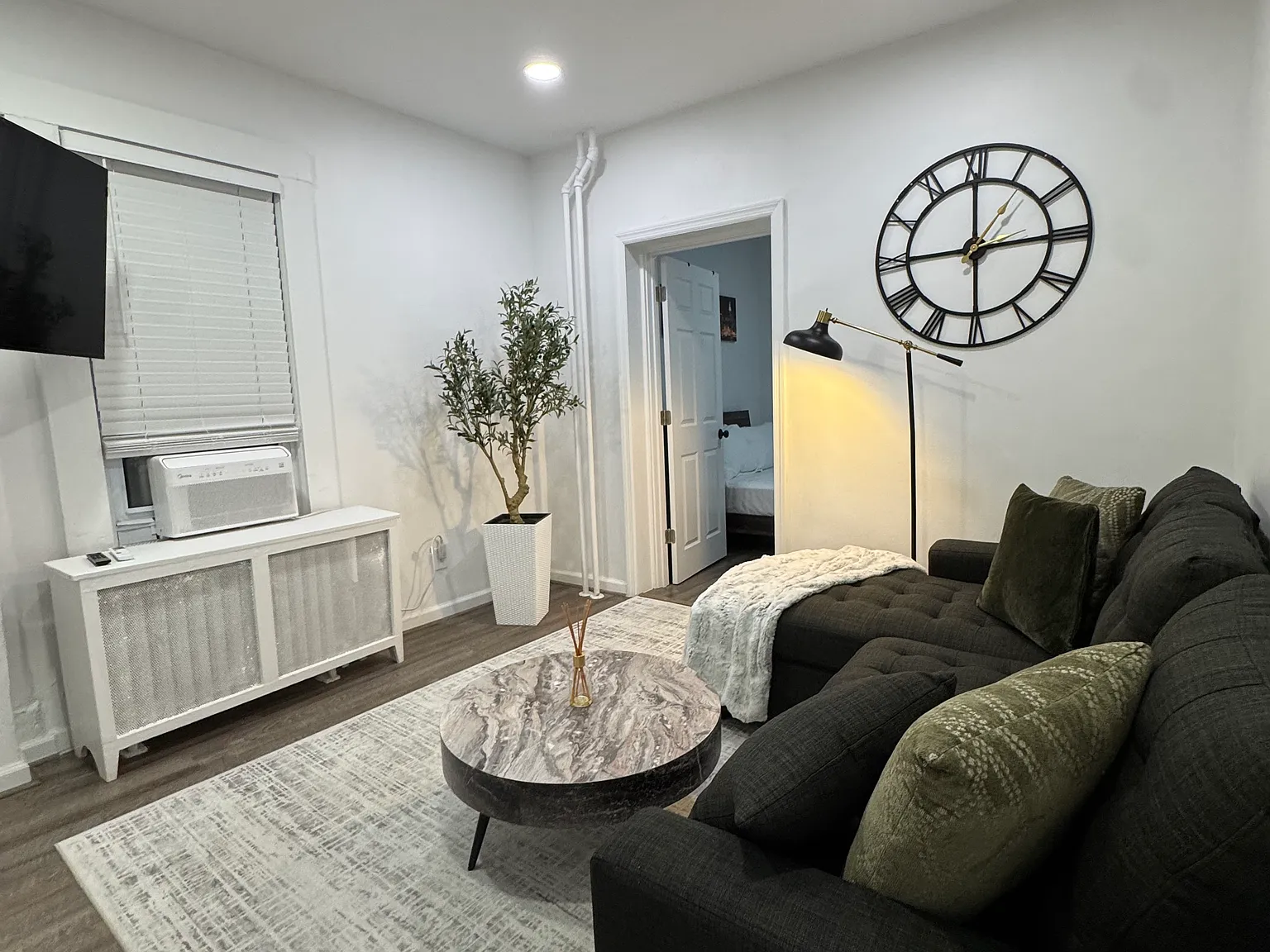 2 bed, 800 sqft, $2,600 — Photo 2