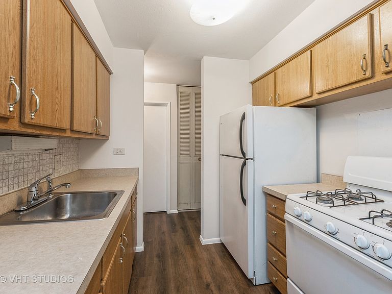 Moon Lake Village Four Story Condominiums Hoffman Estates, IL Zillow