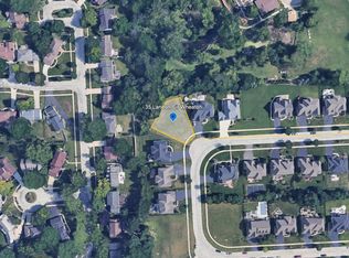 35 Landon Cir, Wheaton, IL 60189