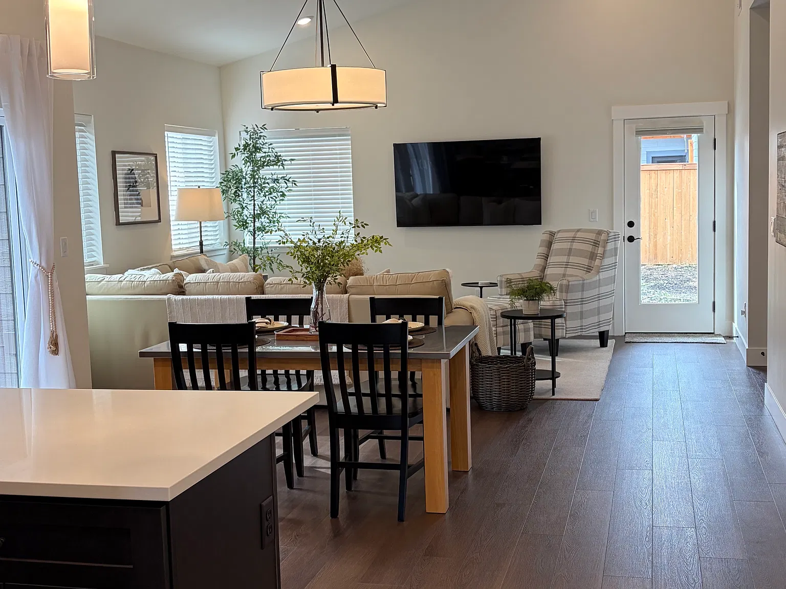 3 bed, 1486 sqft, $3,995 — Photo 3