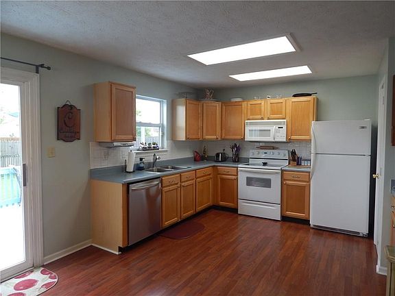3rd image of 14 Wyndham Dr