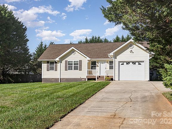 3rd image of 134 Hampton Glen Dr