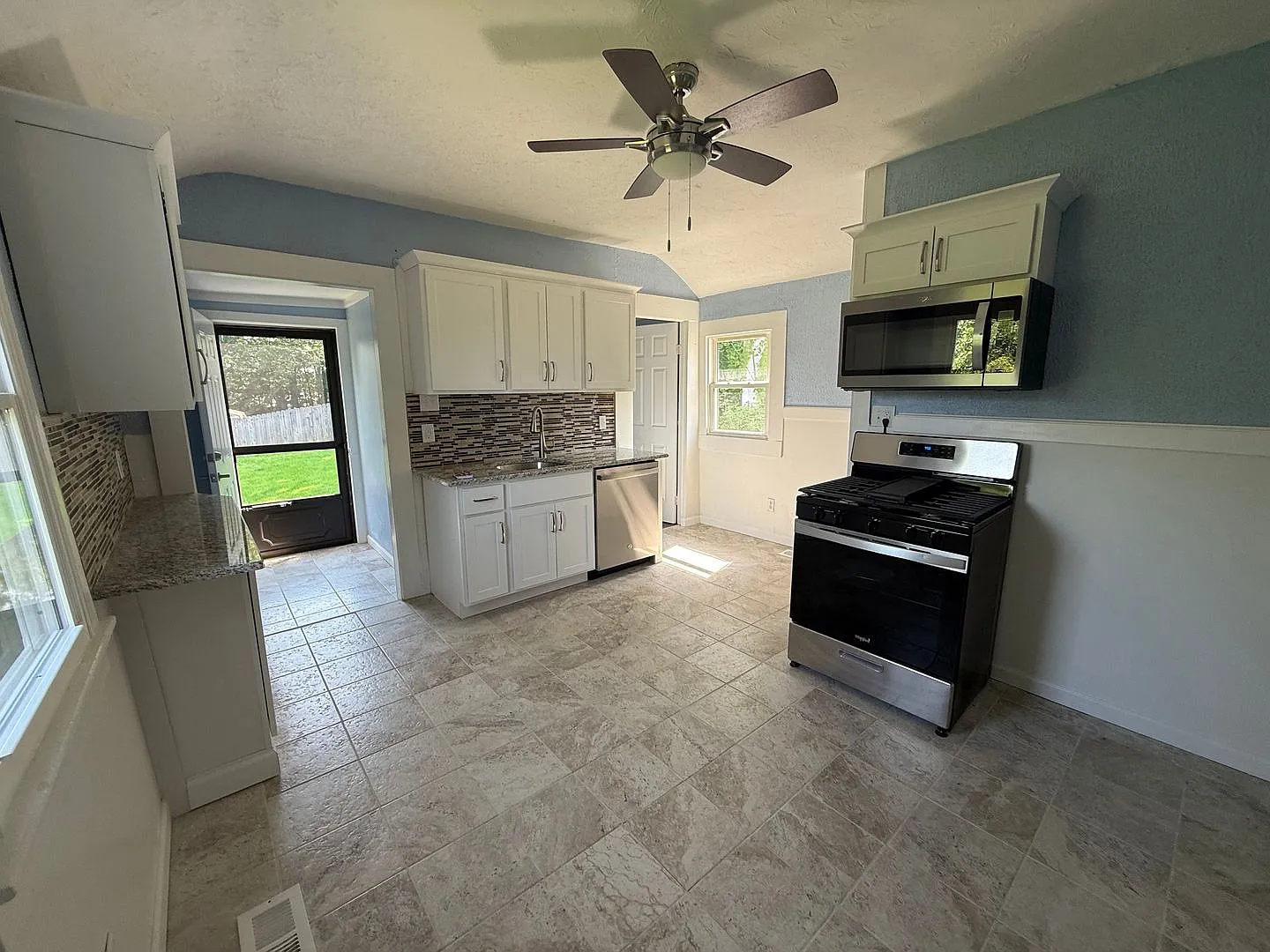 Hughestown Brand new remodel single Family Home, Large Yard perfect for furry friend! — Photo 4