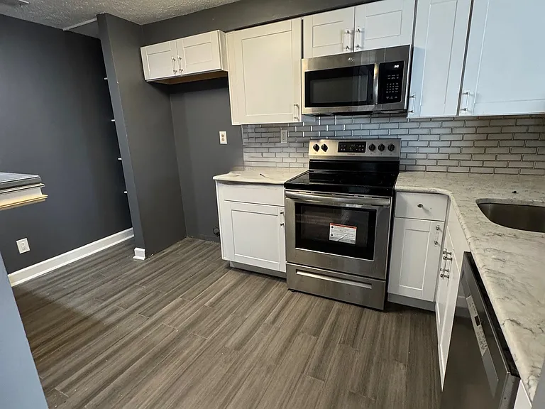 2711 Greenwood Dr — Photo 8