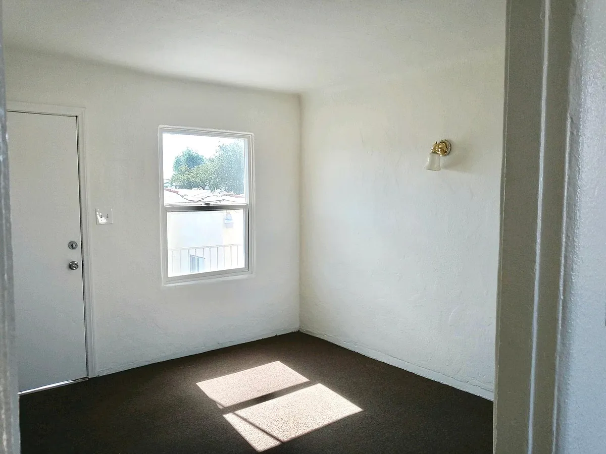 Building Photo - 251 1/2 E 83rd St