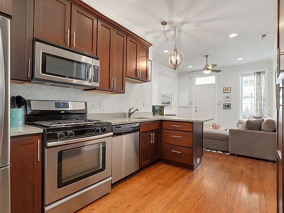 5th image of 1025 N Wood St APT 1R