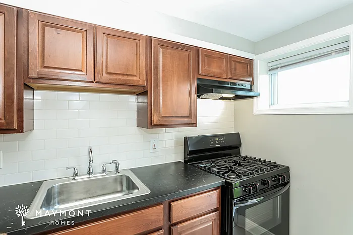 3 bed, 1.5 bath, 1190 sqft, $1,655 — Photo 3