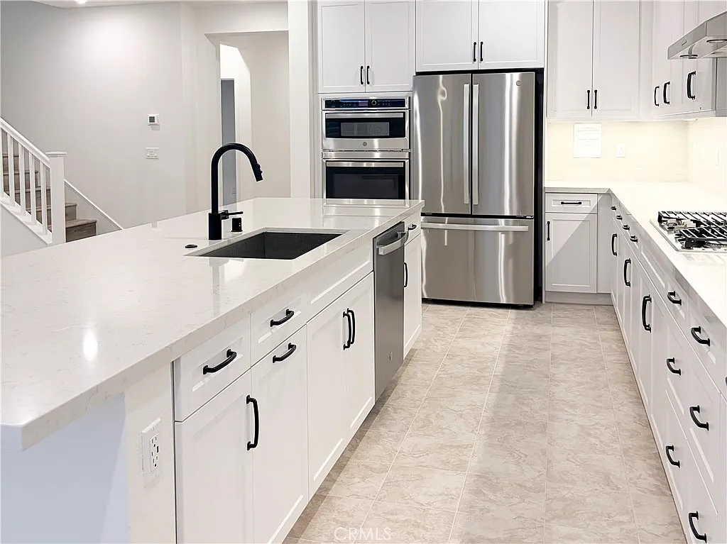 5 bed, 3.5 bath, 3141 sqft, $5,000 — Photo 4