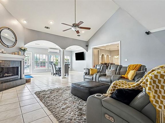 4th image of 246 E Augusta Ln