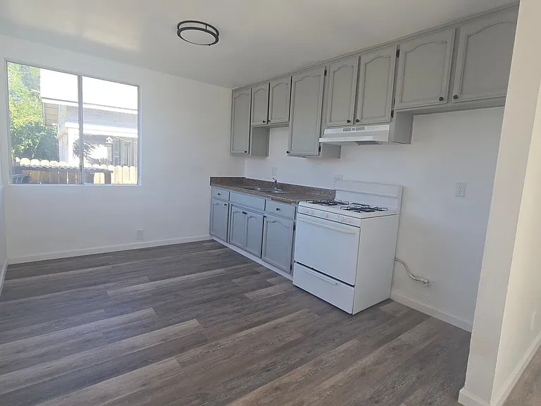 503 E 9th St #A — Photo 3