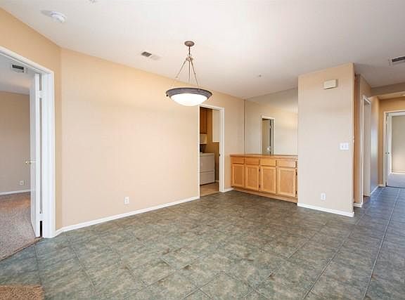 5th image of 833 Oak Village Pl