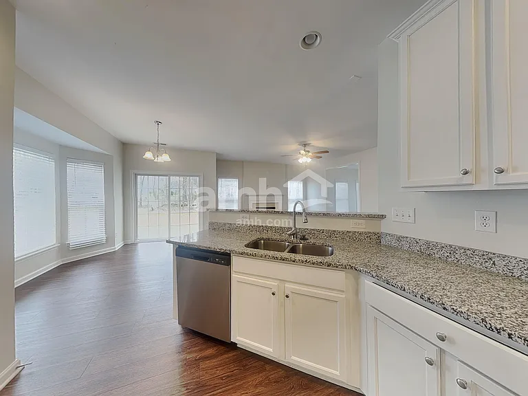 1019 Canopy Dr — Photo 3