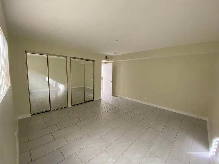 Tarzana Terrace Apartments — Photo 16