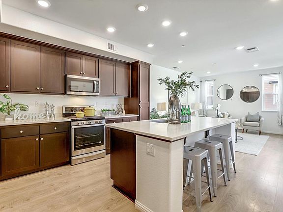 5th image of 688 Squire Ave