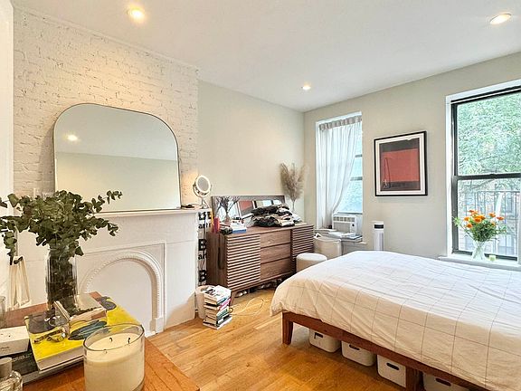 3rd image of 615 E 6th St APT 3A