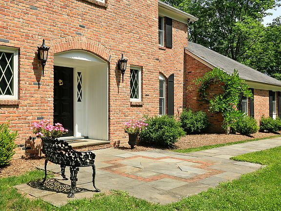 3rd image of 18 Helena Dr