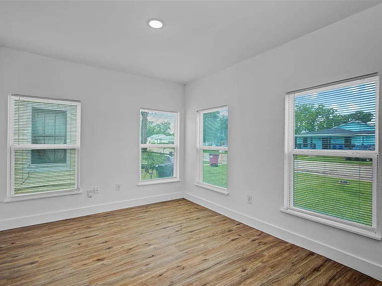 1203 W 6th St — Photo 9