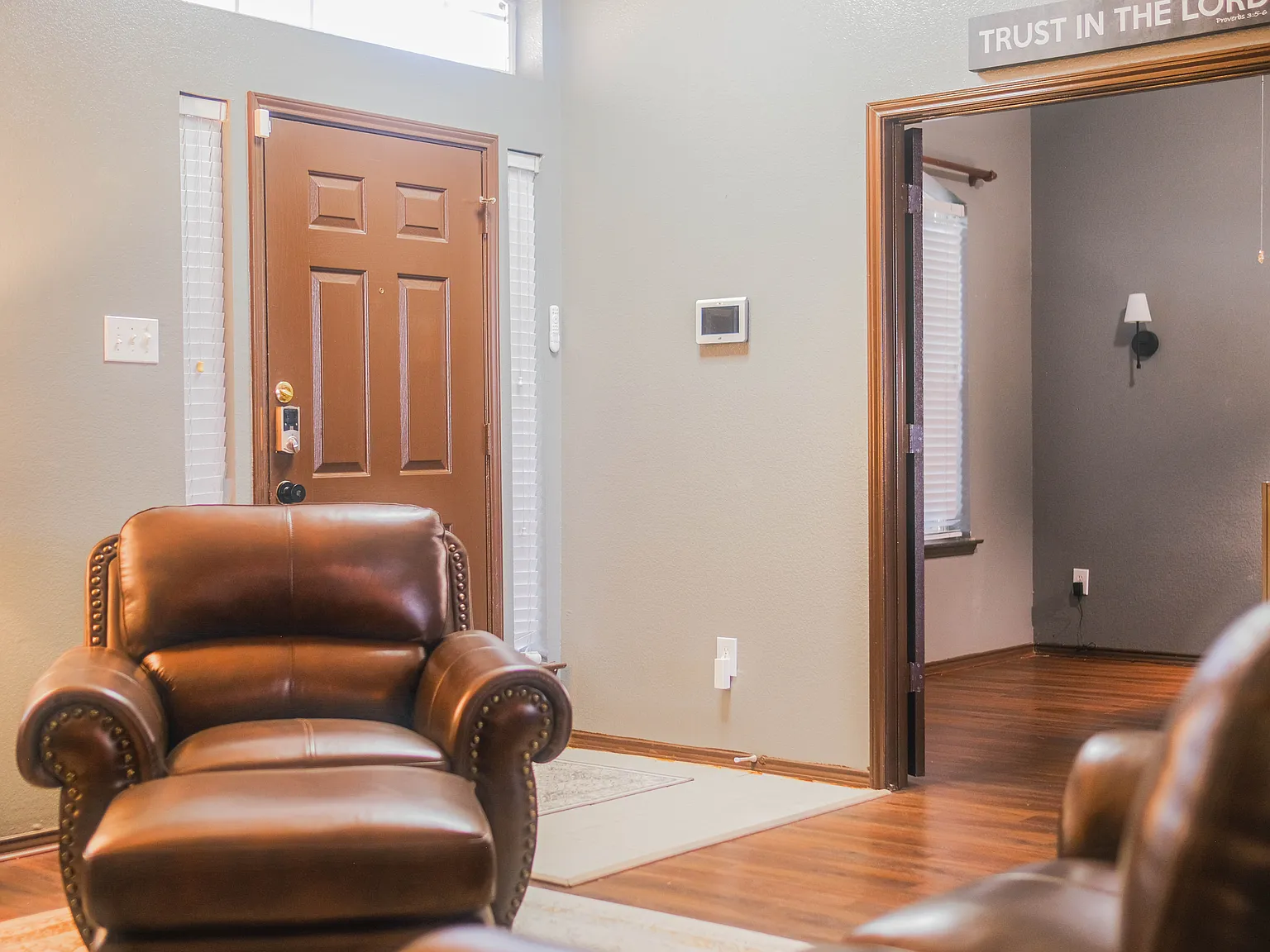 3 bed, 2217 sqft, $4,995 — Photo 2